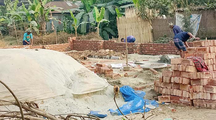 গোয়ালন্দে আশ্রয়ণ প্রকল্পের জায়গায় দখল করে চলছে পাকা স্থাপনা নির্মাণ